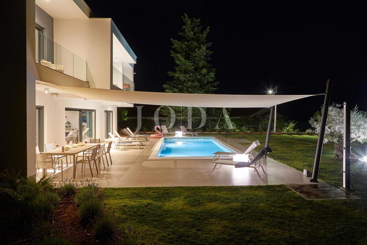 Ekskluzivna vila z bazenom in urejenim vrtom