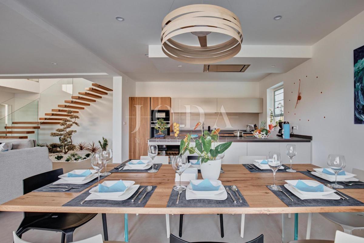 Ekskluzivna vila z bazenom in urejenim vrtom