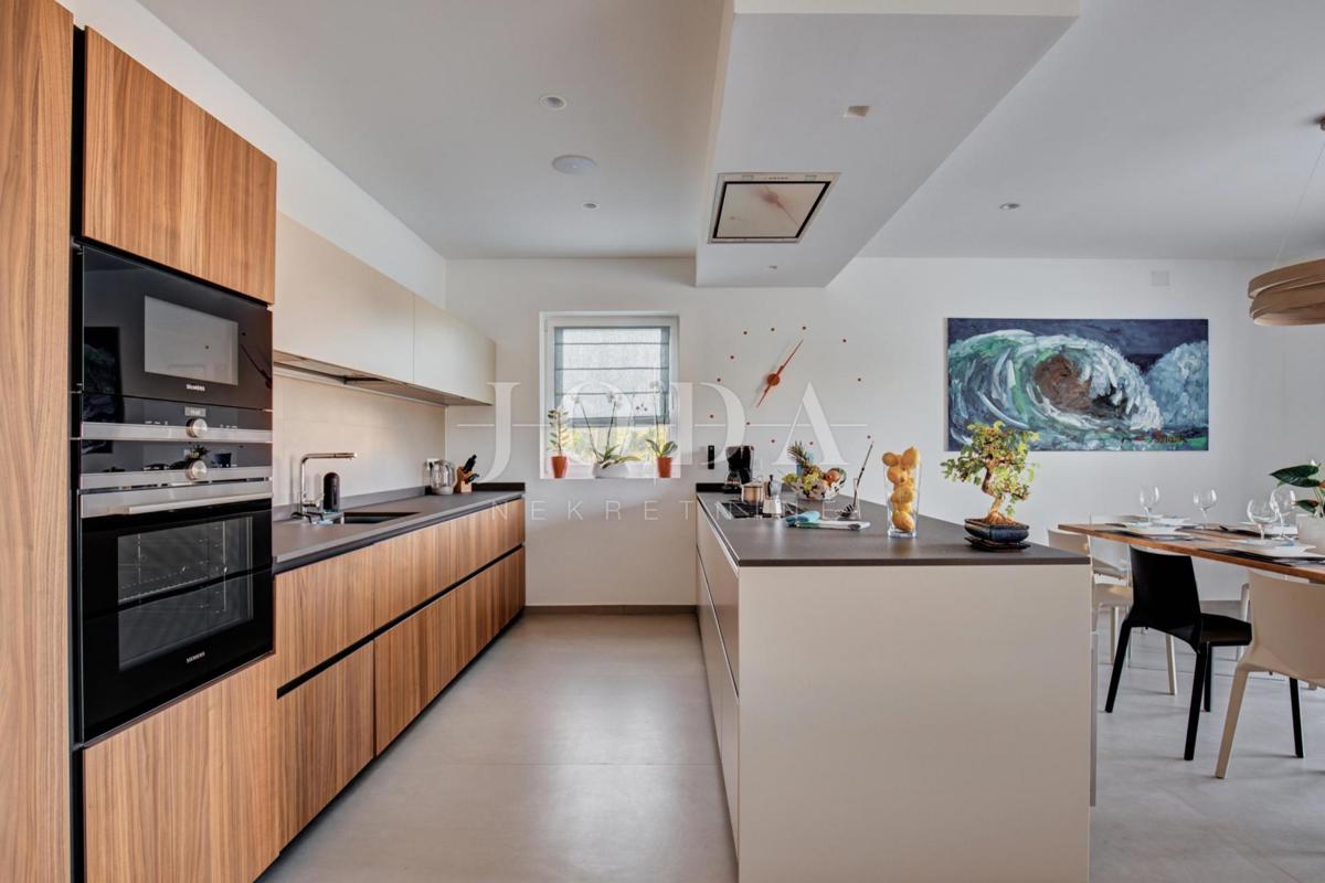 Ekskluzivna vila z bazenom in urejenim vrtom