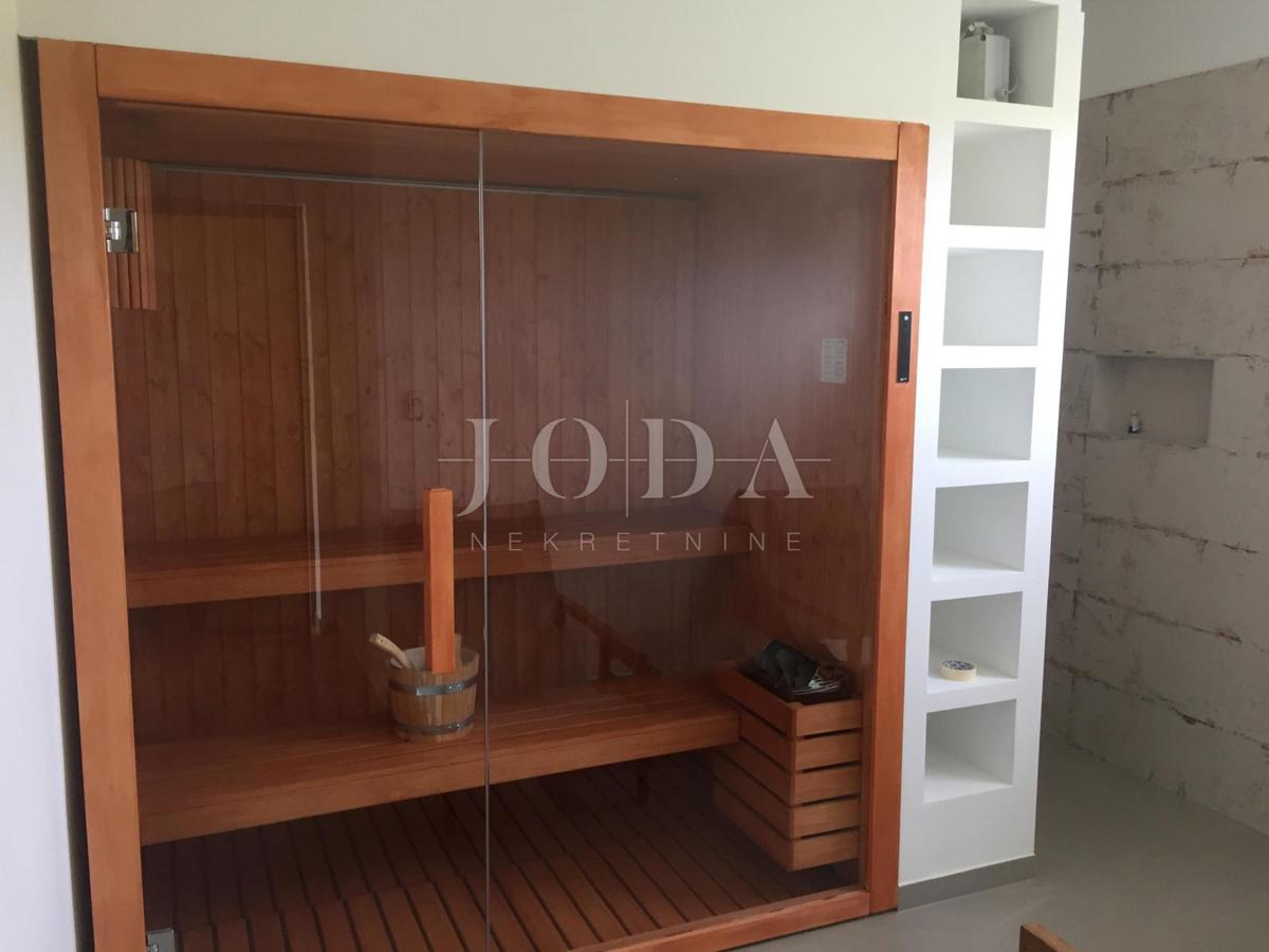 Ekskluzivna vila z bazenom in urejenim vrtom