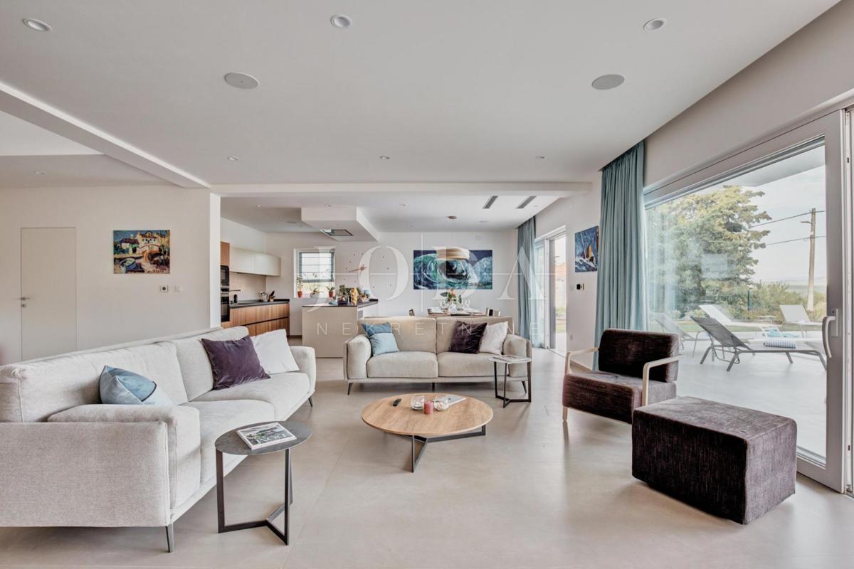 Ekskluzivna vila z bazenom in urejenim vrtom