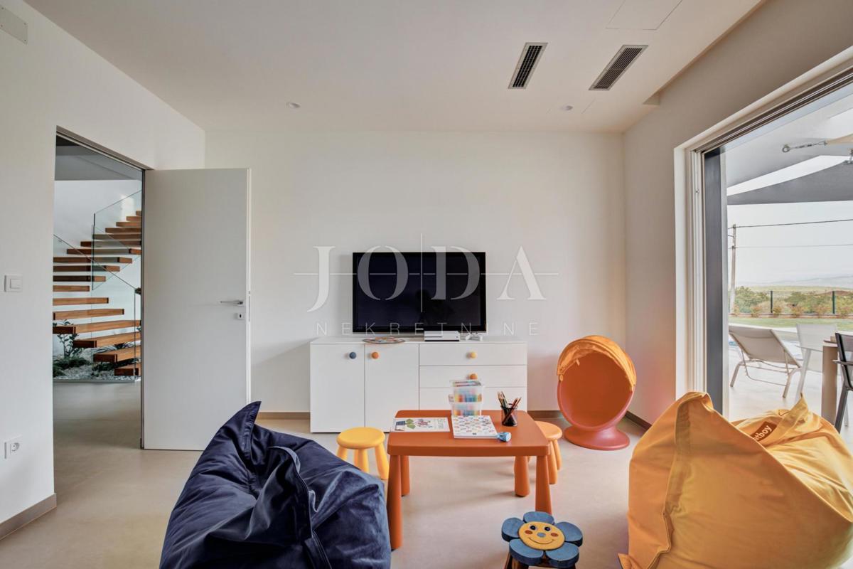 Ekskluzivna vila z bazenom in urejenim vrtom