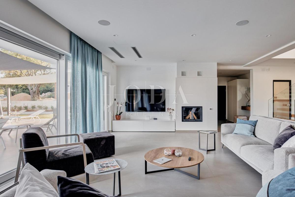 Ekskluzivna vila z bazenom in urejenim vrtom