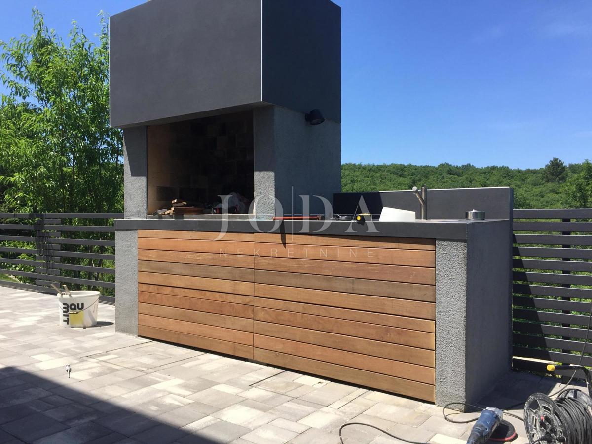 Ekskluzivna vila z bazenom in urejenim vrtom