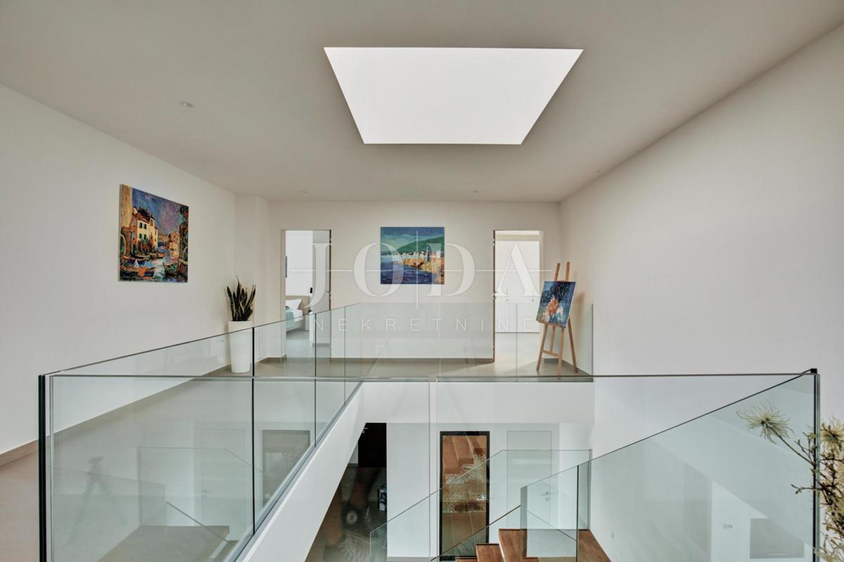 Ekskluzivna vila z bazenom in urejenim vrtom