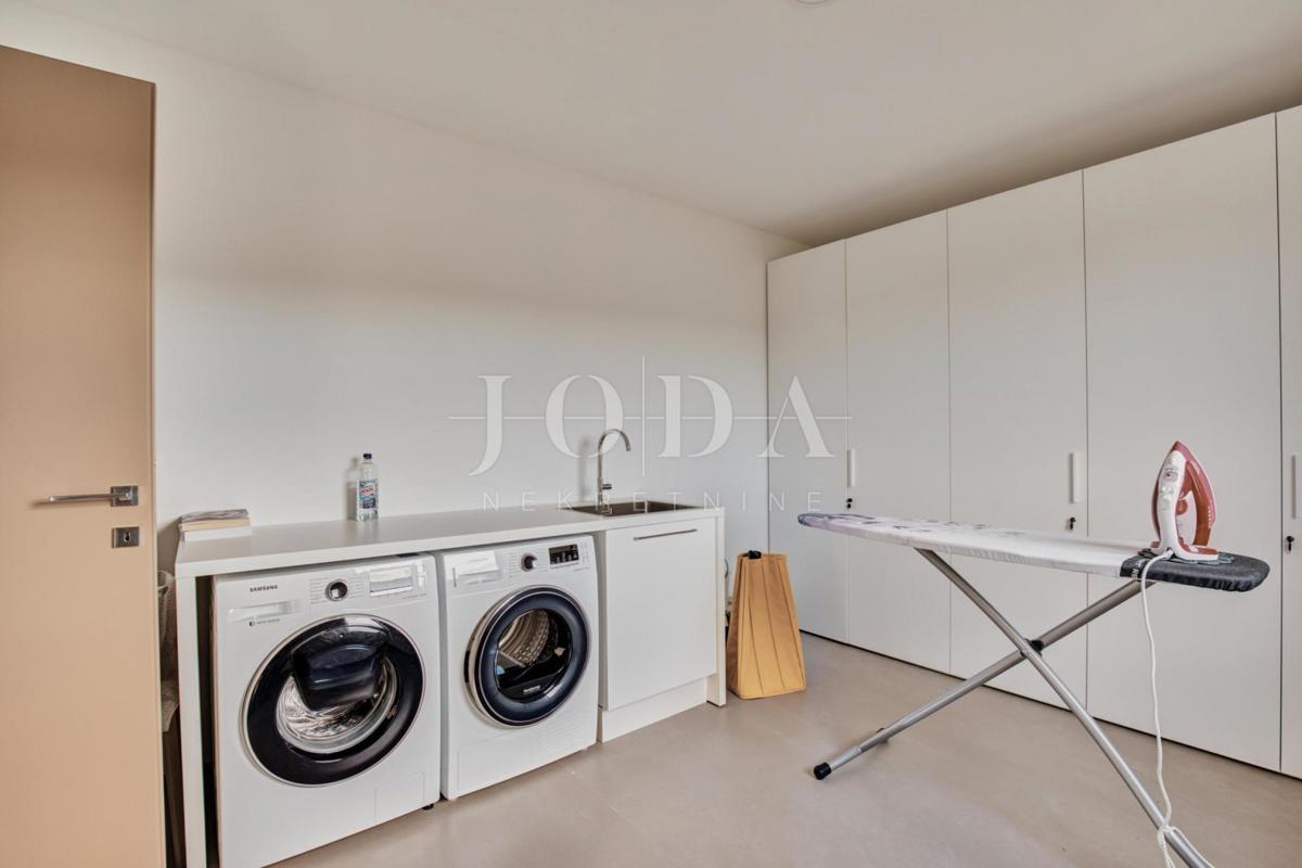 Ekskluzivna vila z bazenom in urejenim vrtom