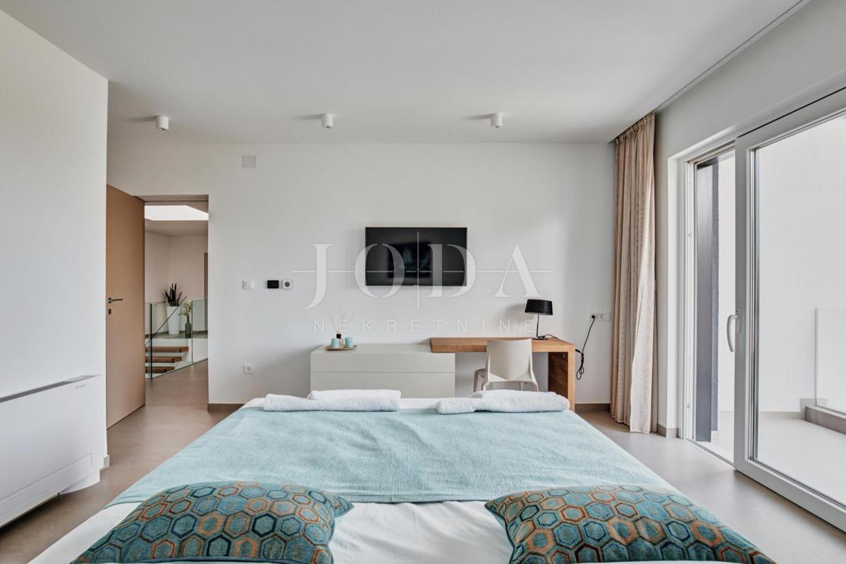 Ekskluzivna vila z bazenom in urejenim vrtom