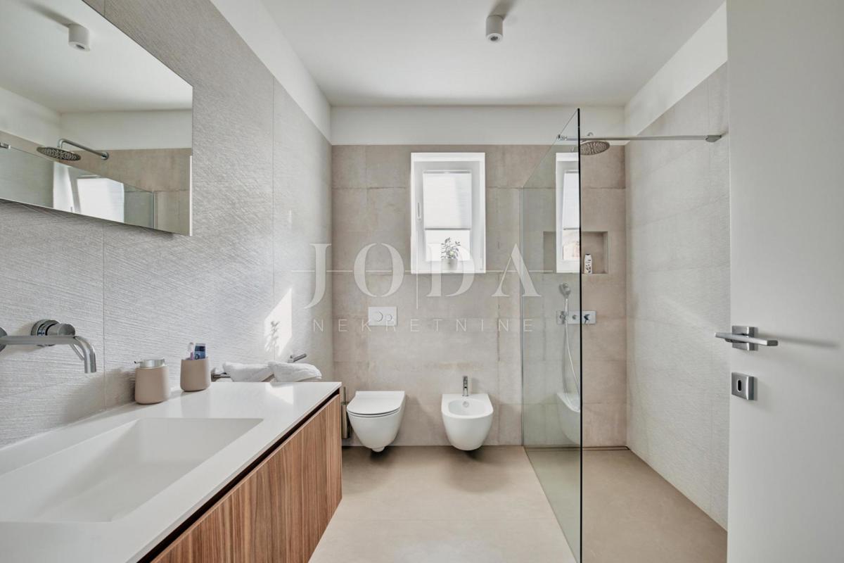 Ekskluzivna vila z bazenom in urejenim vrtom