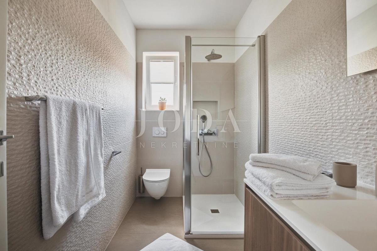 Ekskluzivna vila z bazenom in urejenim vrtom