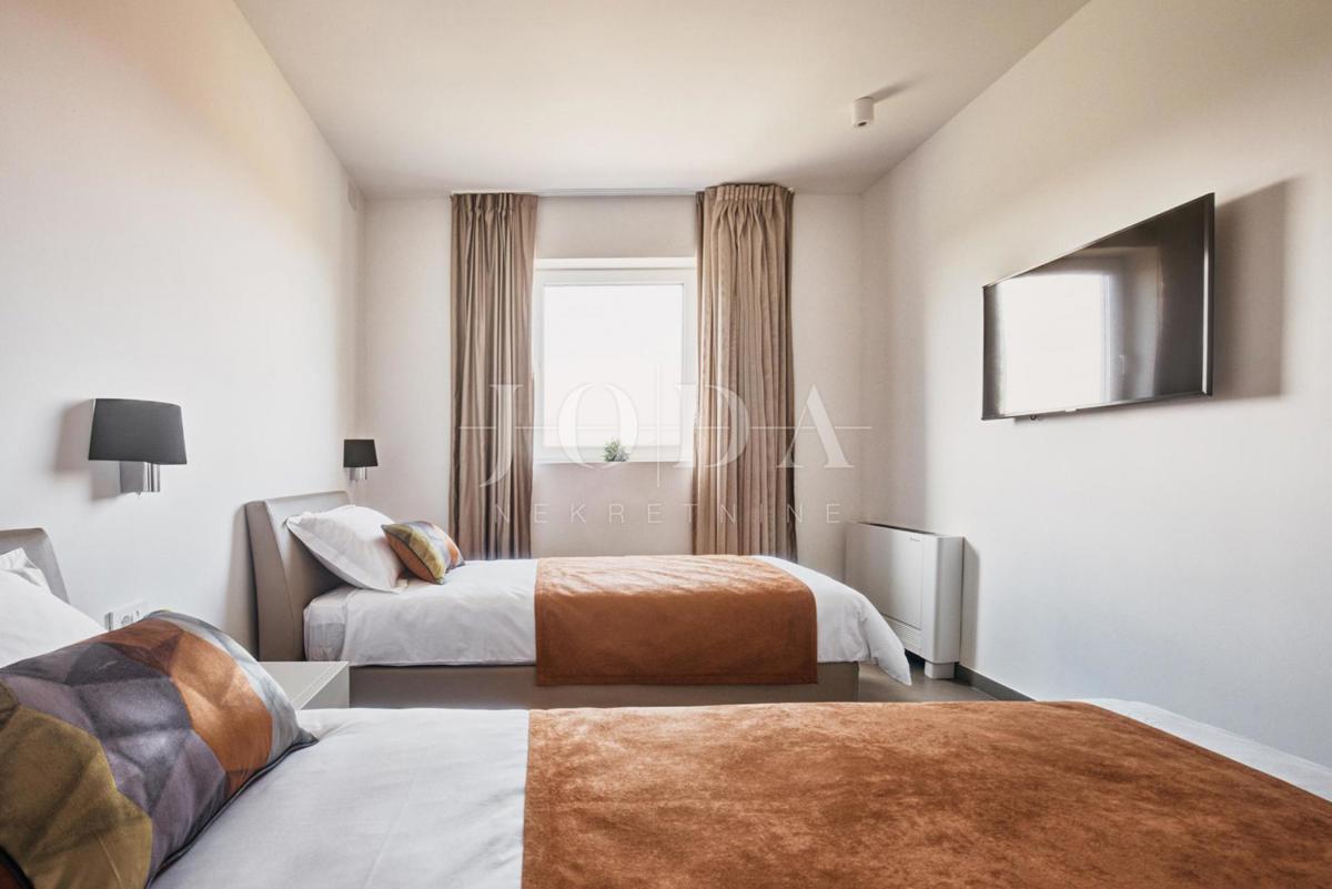 Ekskluzivna vila z bazenom in urejenim vrtom