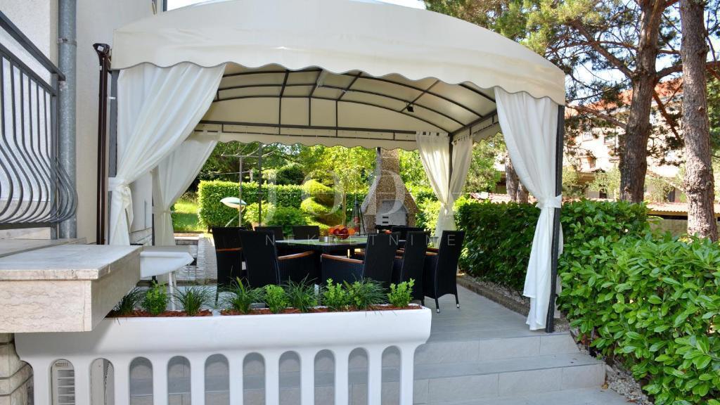 Lepa samostojna hiša z bazenom, Malinska - otok Krk