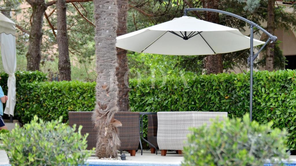 Lepa samostojna hiša z bazenom, Malinska - otok Krk