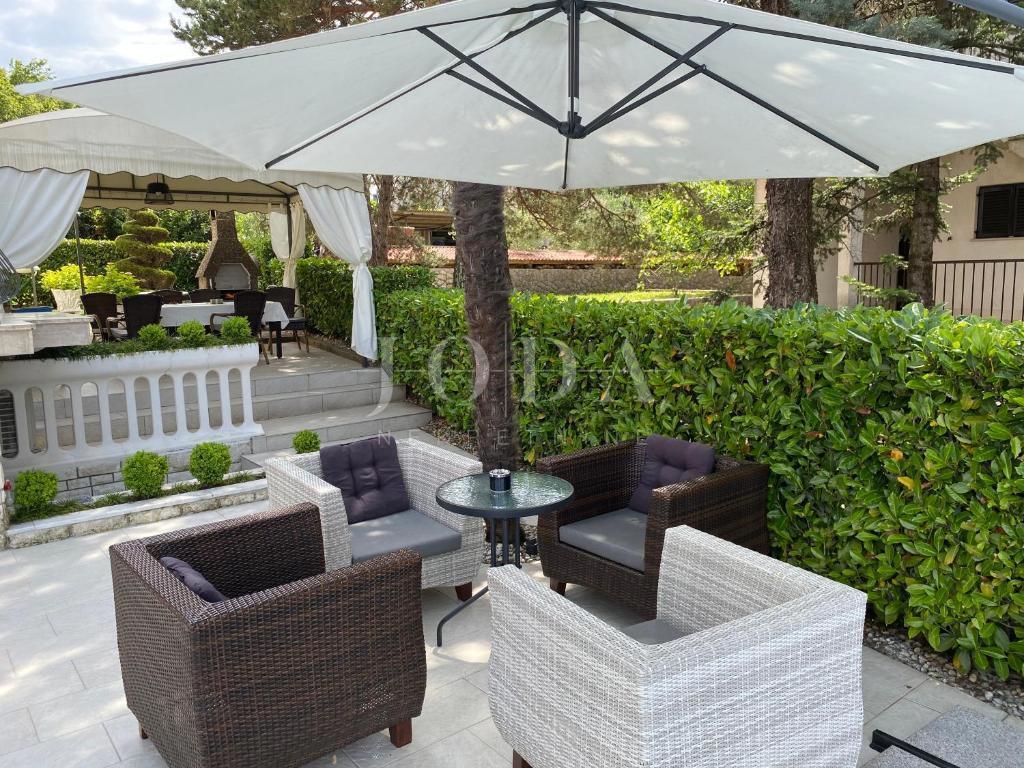 Lepa samostojna hiša z bazenom, Malinska - otok Krk