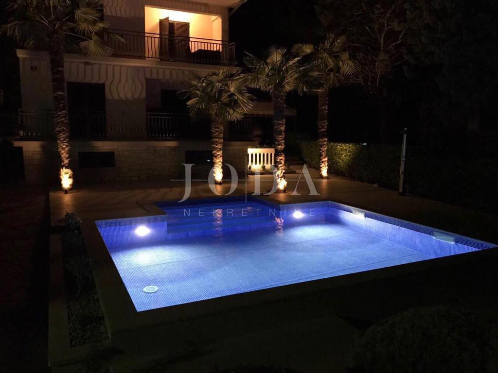 Lepa samostojna hiša z bazenom, Malinska - otok Krk