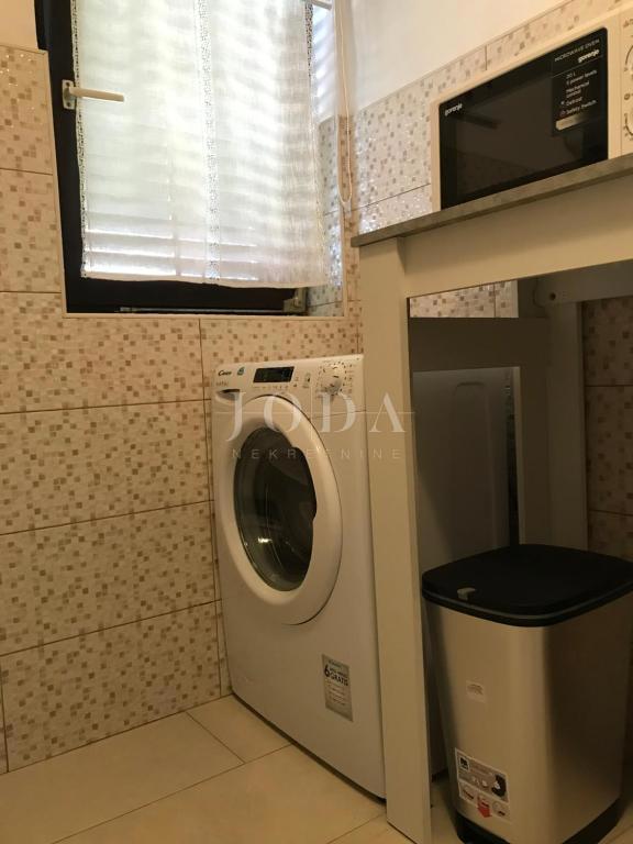 Lepa samostojna hiša z bazenom, Malinska - otok Krk