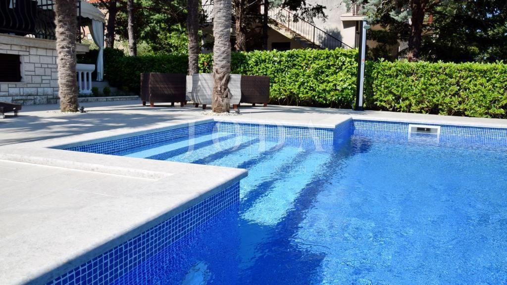 Lepa samostojna hiša z bazenom, Malinska - otok Krk