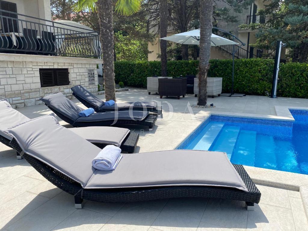 Lepa samostojna hiša z bazenom, Malinska - otok Krk