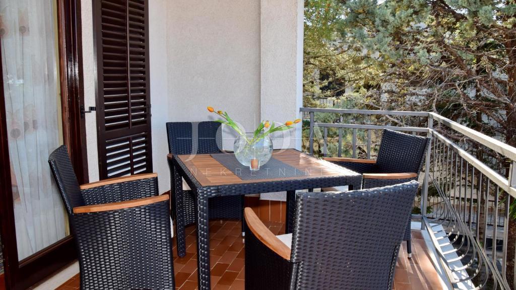 Lepa samostojna hiša z bazenom, Malinska - otok Krk