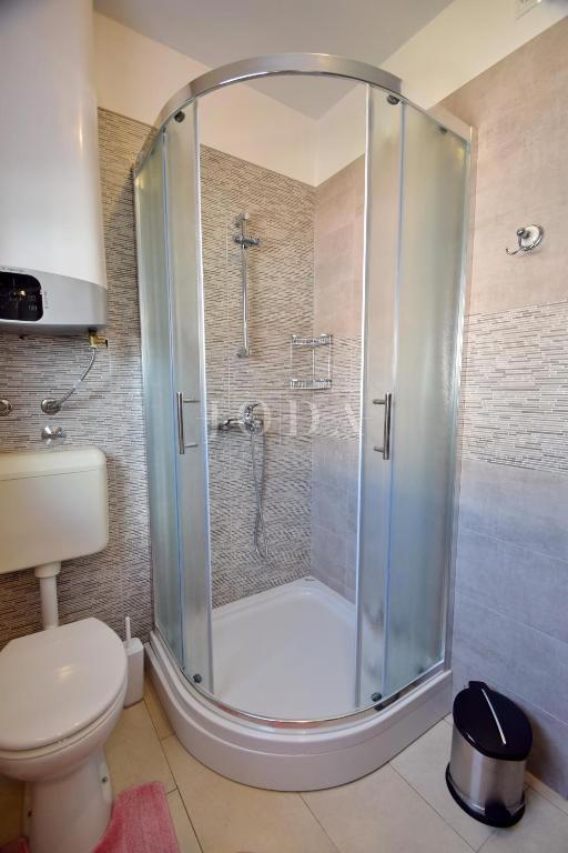 Lepa samostojna hiša z bazenom, Malinska - otok Krk