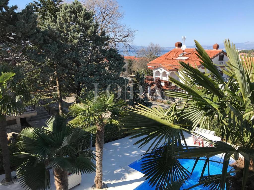 Lepa samostojna hiša z bazenom, Malinska - otok Krk