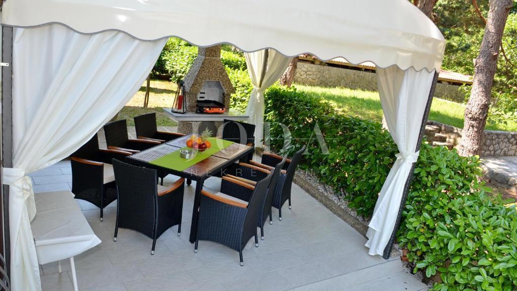 Lepa samostojna hiša z bazenom, Malinska - otok Krk