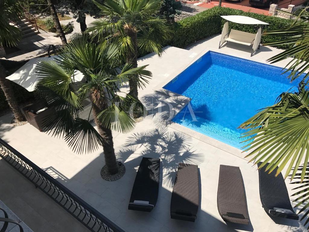 Lepa samostojna hiša z bazenom, Malinska - otok Krk