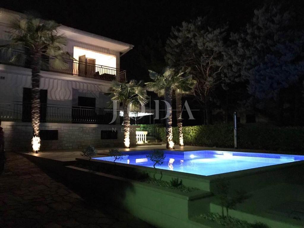 Lepa samostojna hiša z bazenom, Malinska - otok Krk