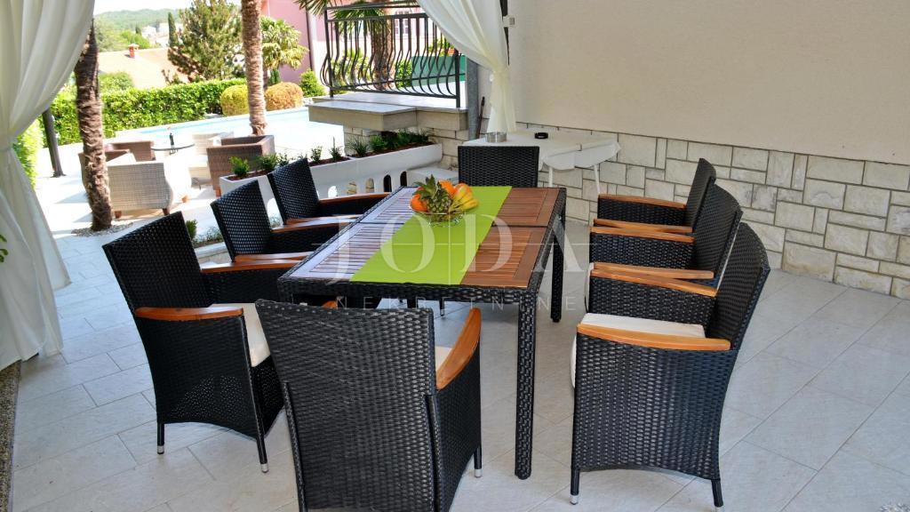 Lepa samostojna hiša z bazenom, Malinska - otok Krk