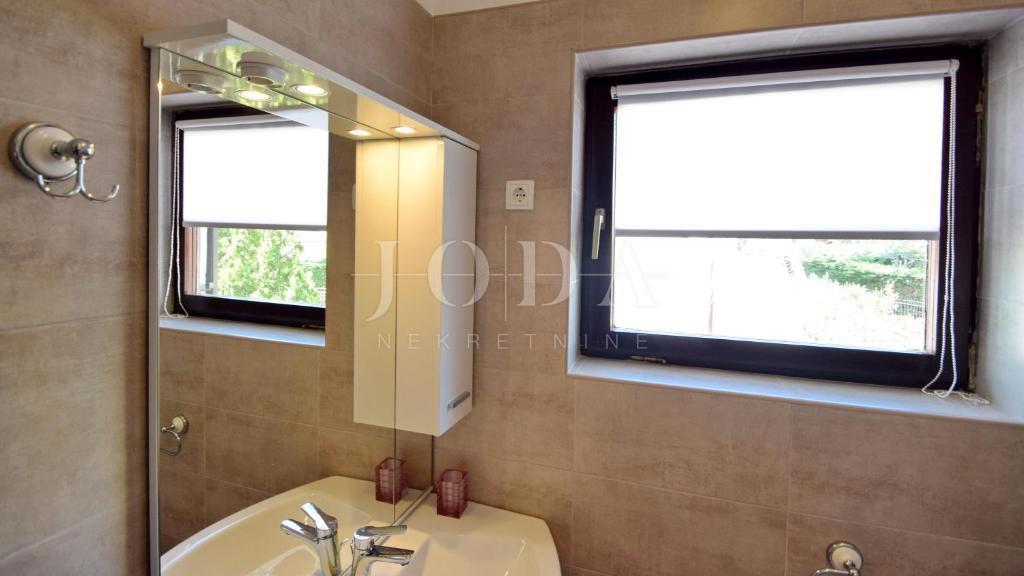 Lepa samostojna hiša z bazenom, Malinska - otok Krk