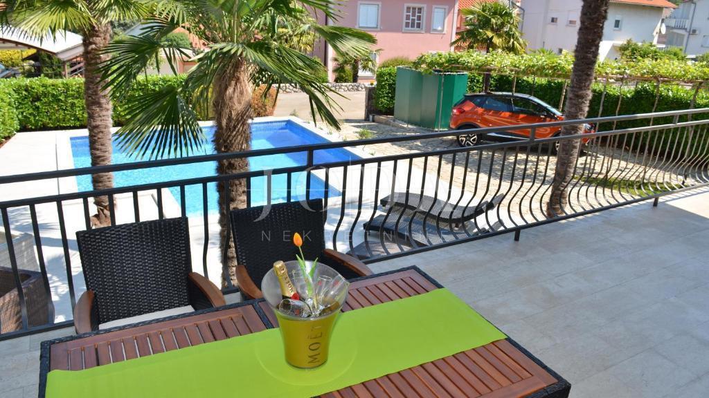 Lepa samostojna hiša z bazenom, Malinska - otok Krk