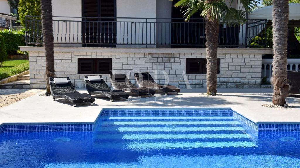 Lepa samostojna hiša z bazenom, Malinska - otok Krk