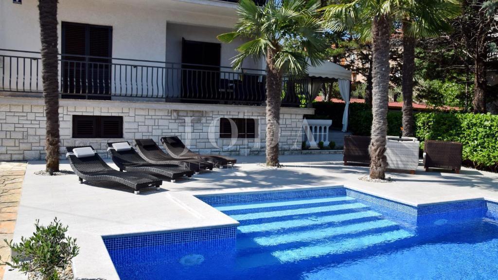 Lepa samostojna hiša z bazenom, Malinska - otok Krk