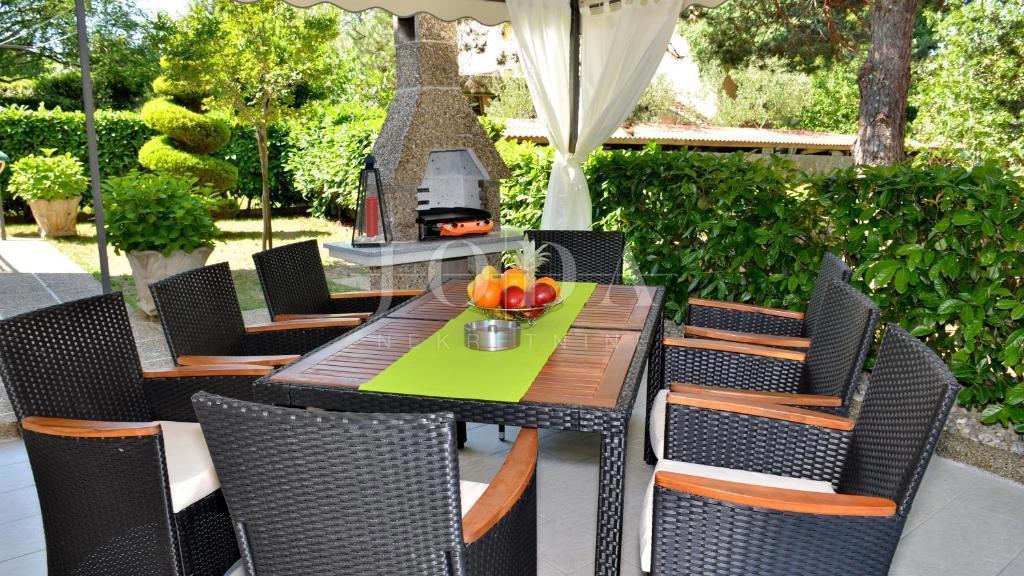 Lepa samostojna hiša z bazenom, Malinska - otok Krk