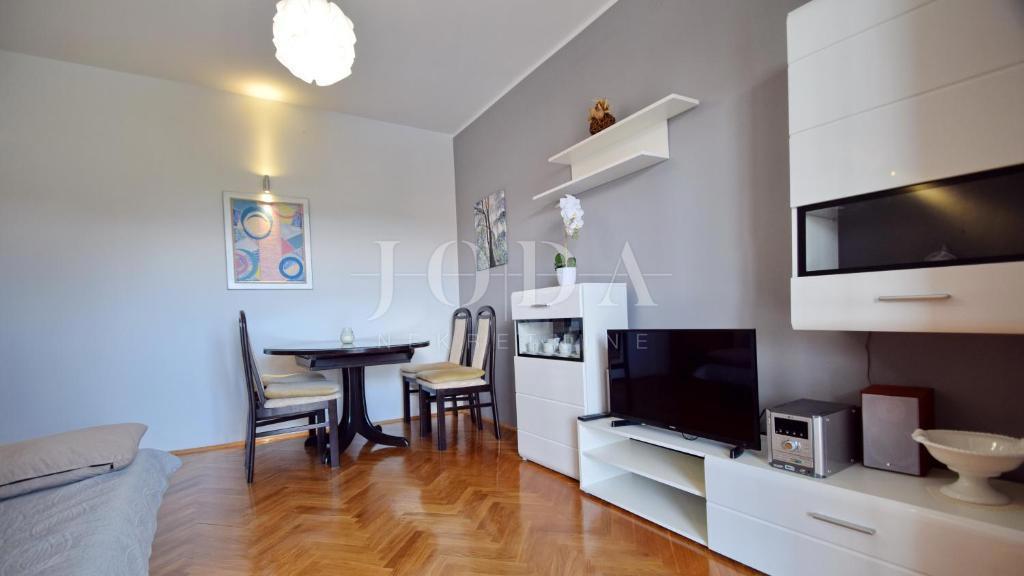 Lepa samostojna hiša z bazenom, Malinska - otok Krk