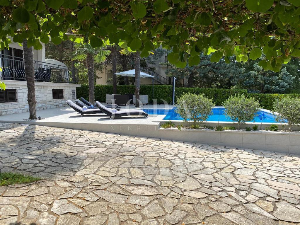 Lepa samostojna hiša z bazenom, Malinska - otok Krk