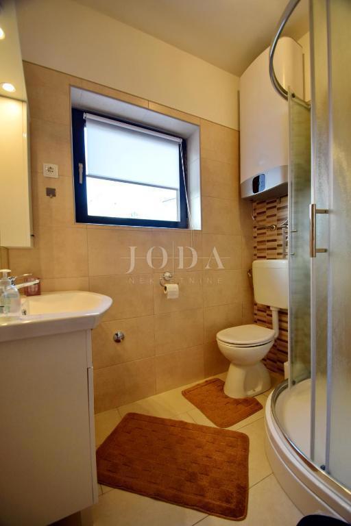 Lepa samostojna hiša z bazenom, Malinska - otok Krk