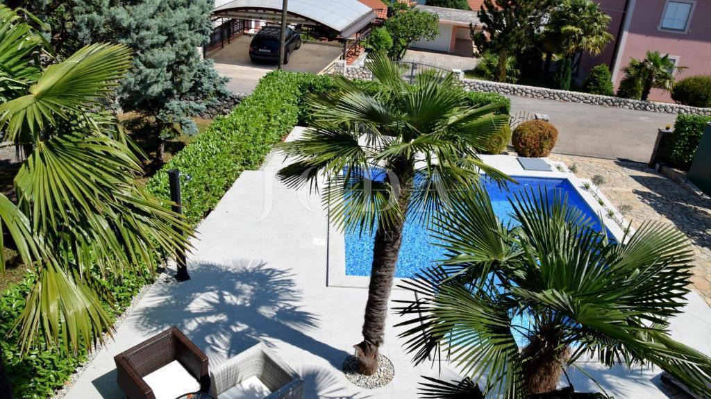 Lepa samostojna hiša z bazenom, Malinska - otok Krk