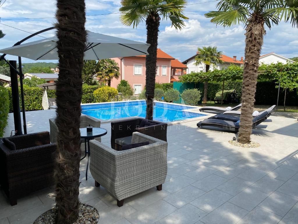 Lepa samostojna hiša z bazenom, Malinska - otok Krk