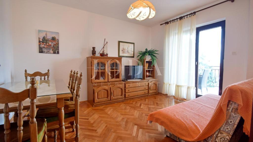 Lepa samostojna hiša z bazenom, Malinska - otok Krk