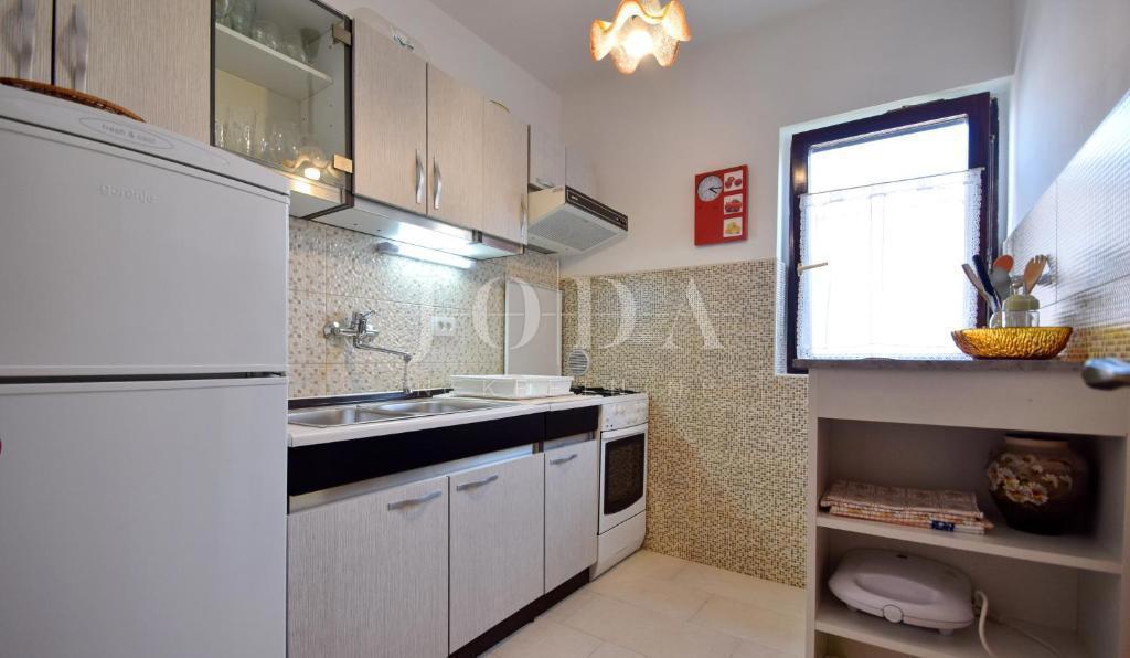 Lepa samostojna hiša z bazenom, Malinska - otok Krk