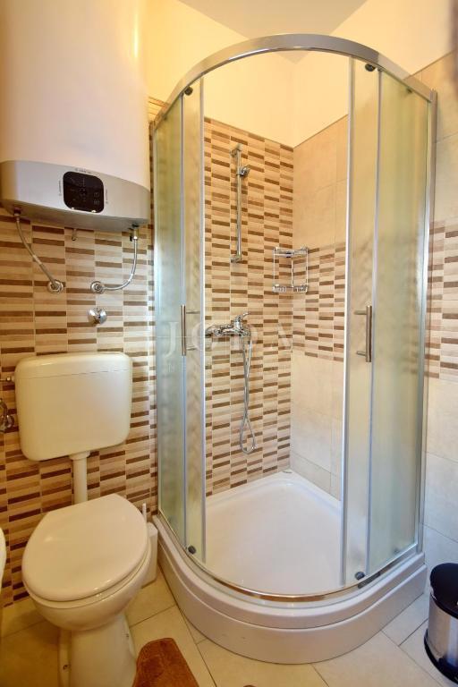 Lepa samostojna hiša z bazenom, Malinska - otok Krk