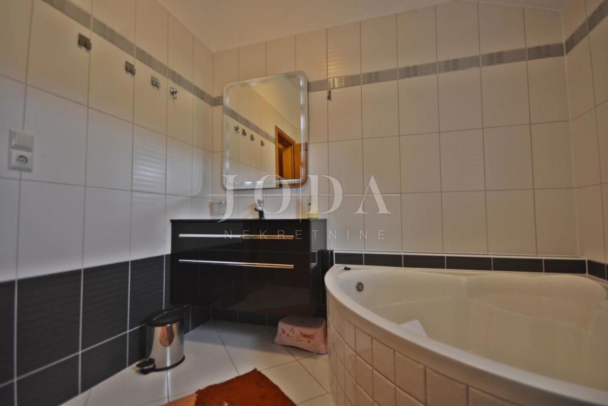 Samostojna hiša s petimi apartmaji in poslovni prostor