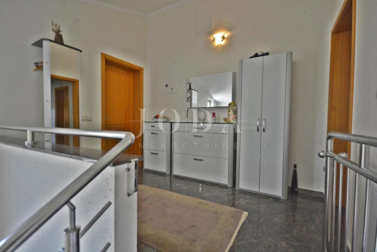 Samostojna hiša s petimi apartmaji in poslovni prostor