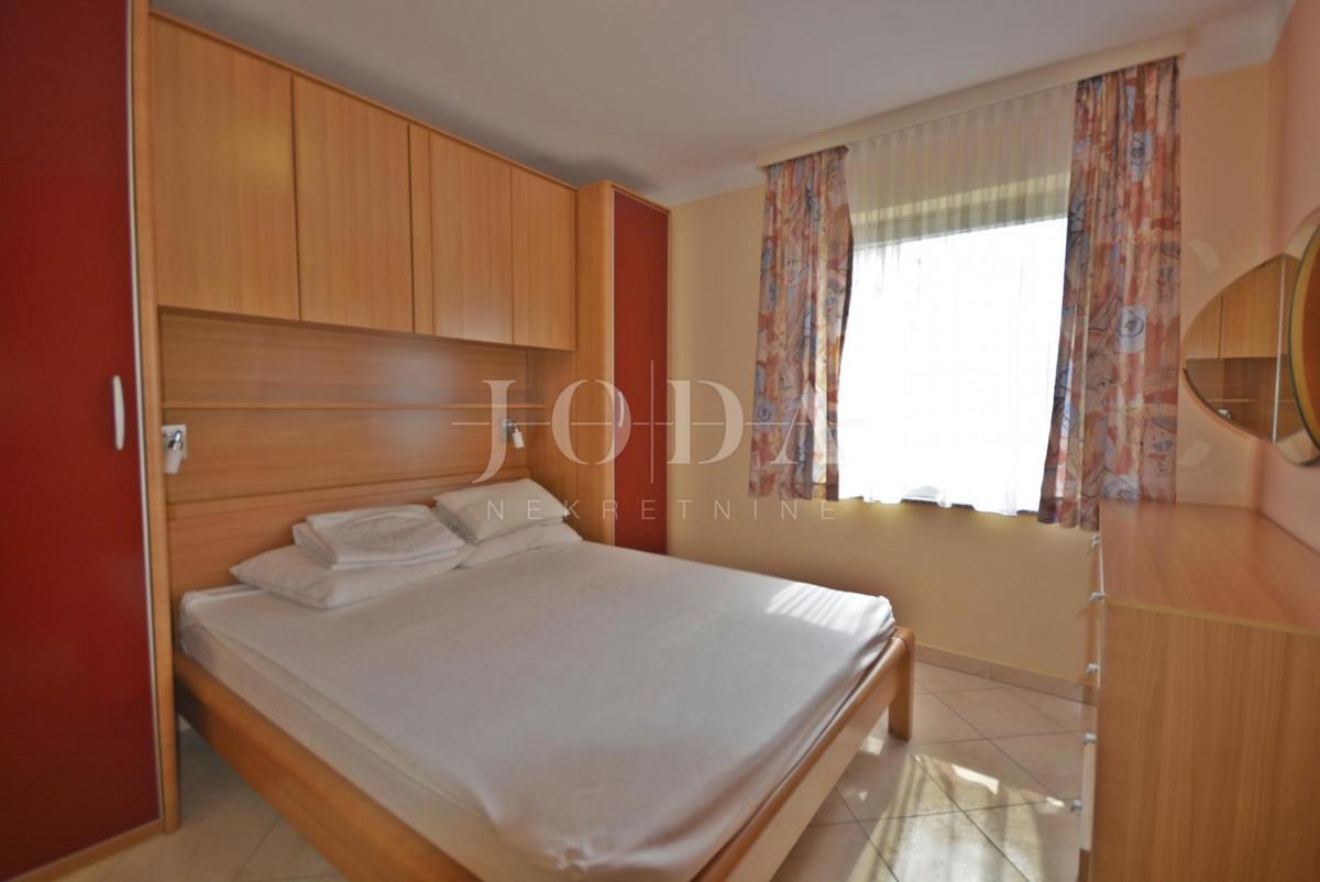 Samostojna hiša s petimi apartmaji in poslovni prostor