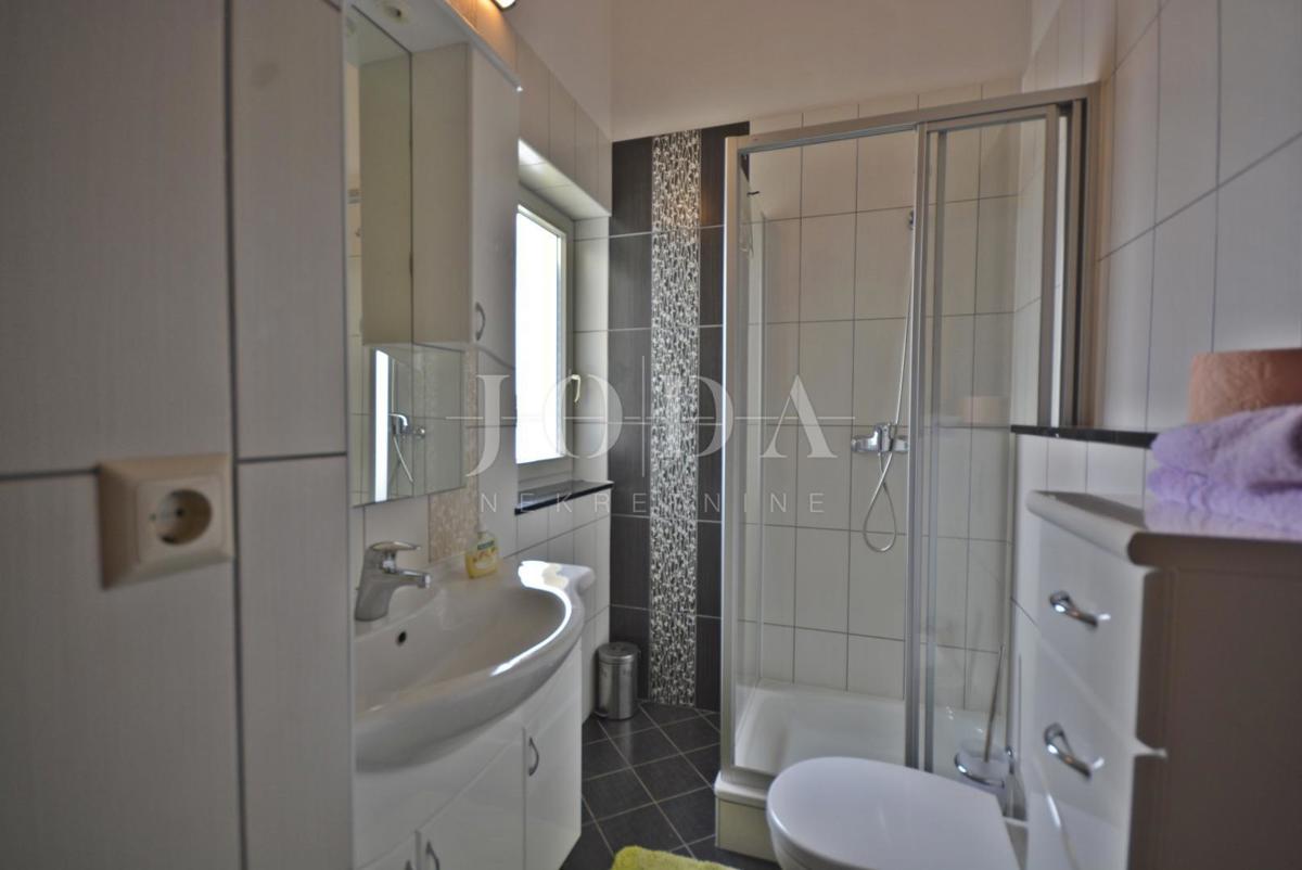 Samostojna hiša s petimi apartmaji in poslovni prostor