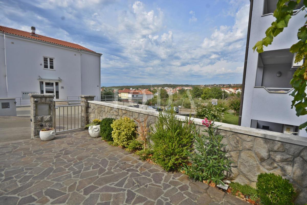 Samostojna hiša s petimi apartmaji in poslovni prostor