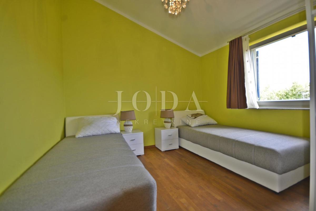 Samostojna hiša s petimi apartmaji in poslovni prostor