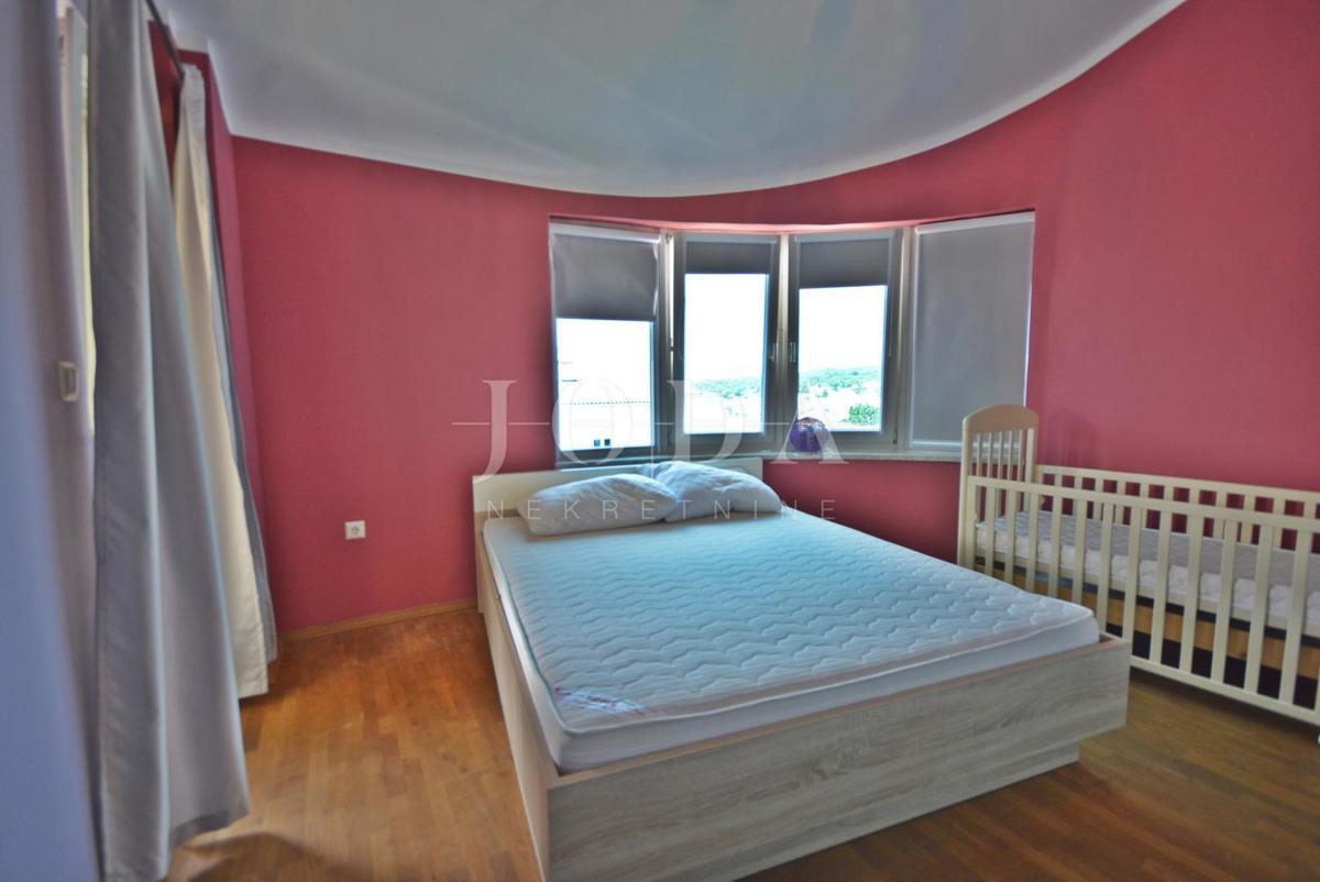 Samostojna hiša s petimi apartmaji in poslovni prostor