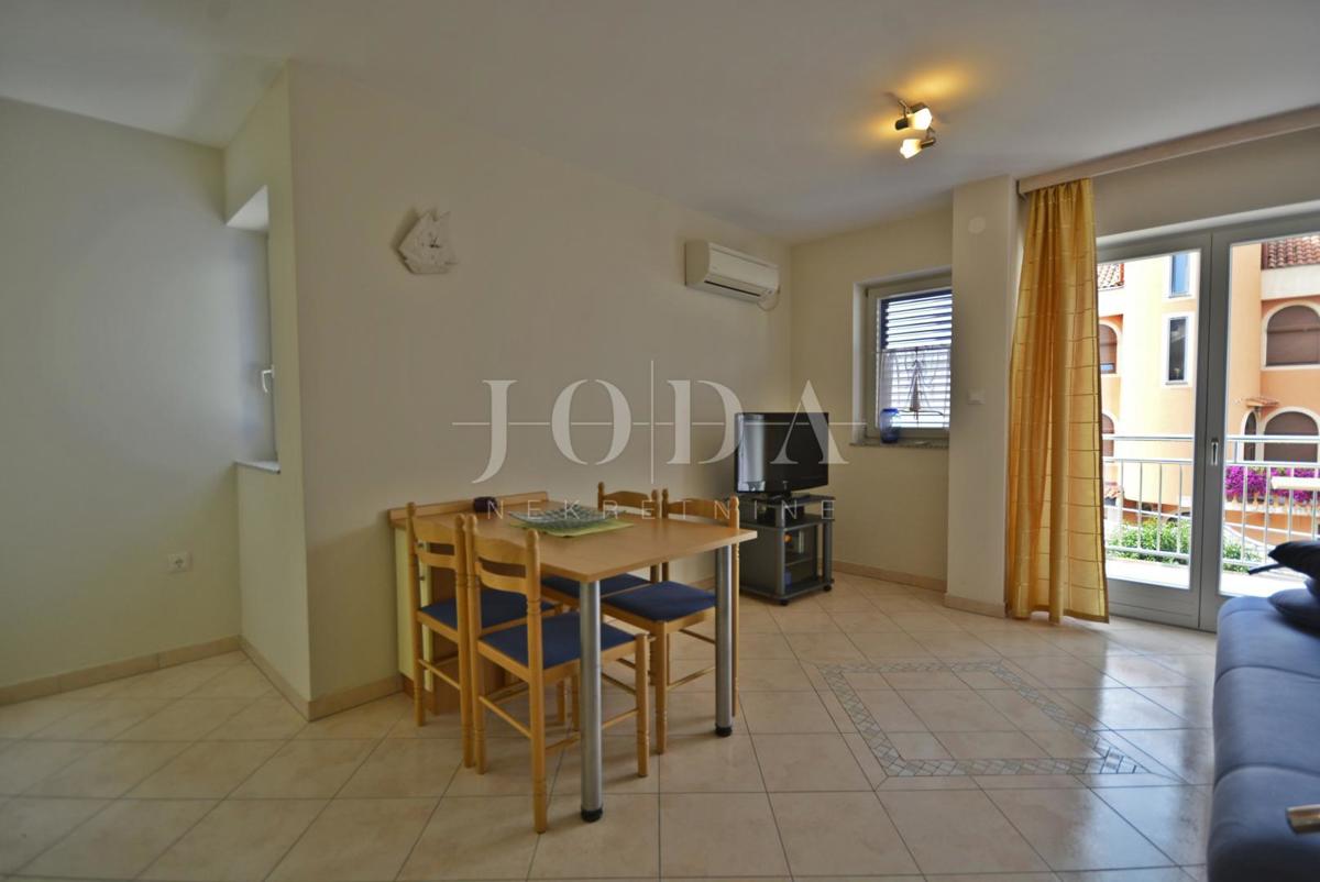 Samostojna hiša s petimi apartmaji in poslovni prostor