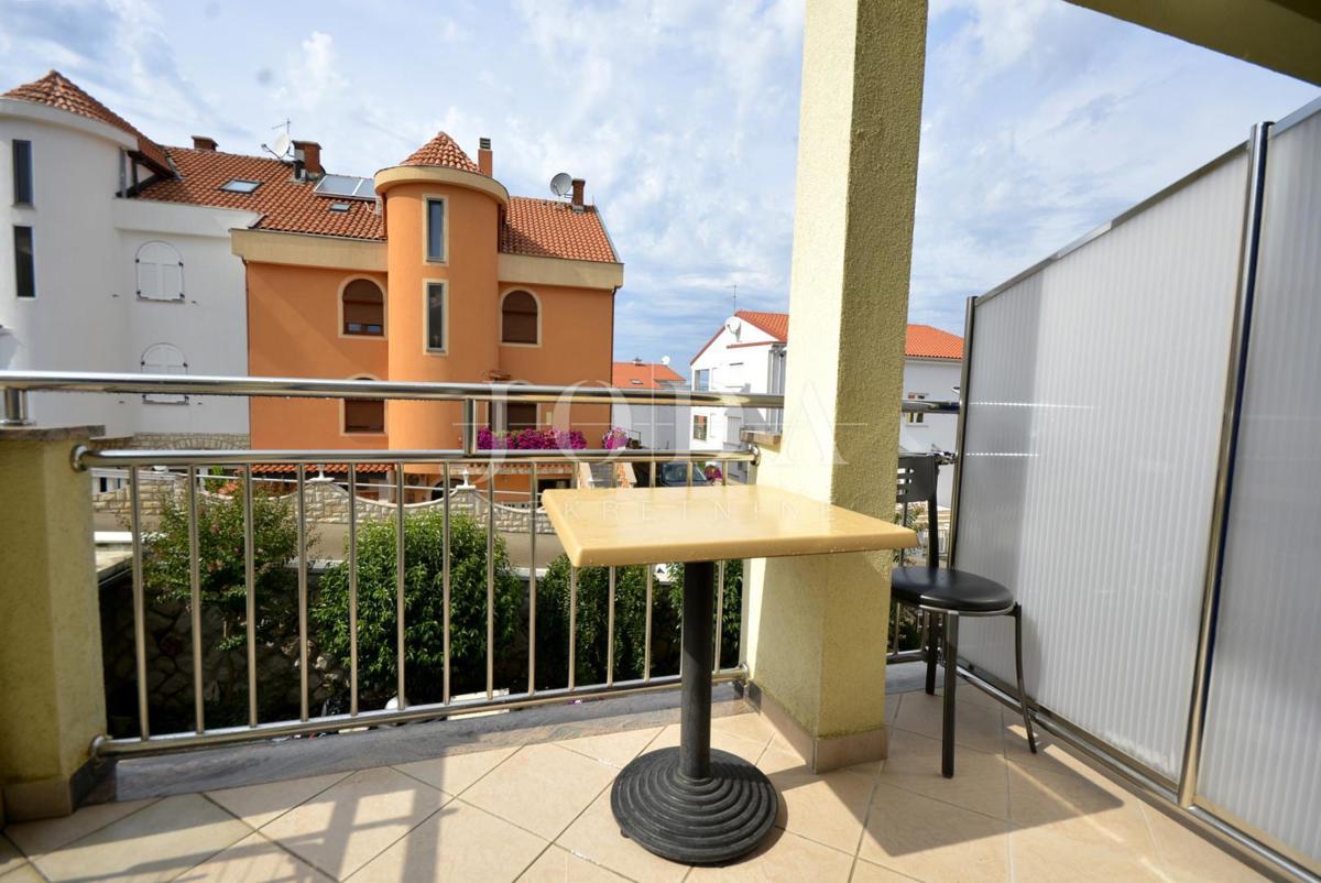 Samostojna hiša s petimi apartmaji in poslovni prostor